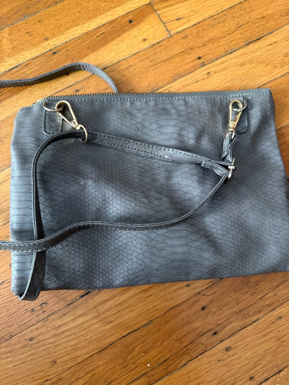 Remi & Reed Gray Textured Crossbody Bag - Picture 5 of 5